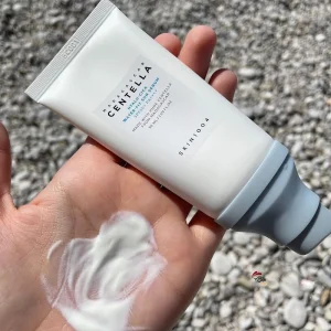 کرم ضدآفتاب بدون رنگ صورت و بدن حاوی هیالورونیک اسید (آبرسان) سنتلا مدل 1004 با SPF 50